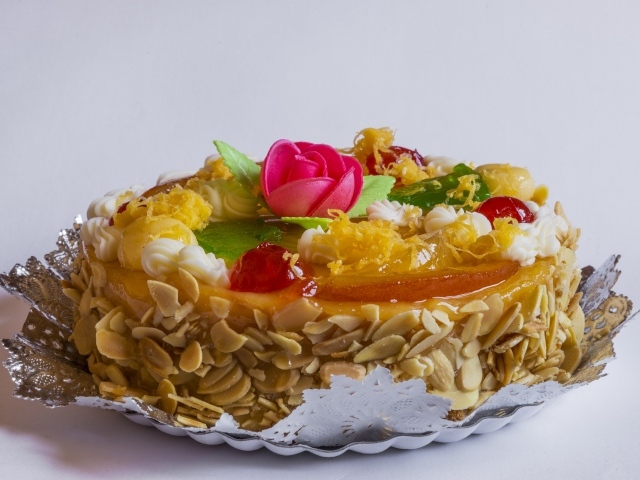 Аппетитный торт с орехами на сером фоне