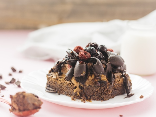 Аппетитный шоколадный десерт брауни с ягодами 