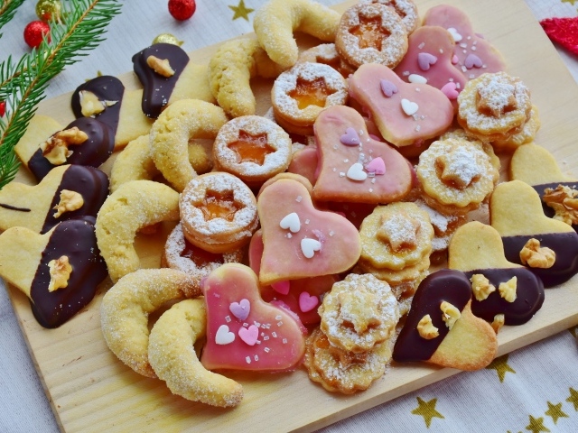 Аппетитное разное сахарное печенье на столе