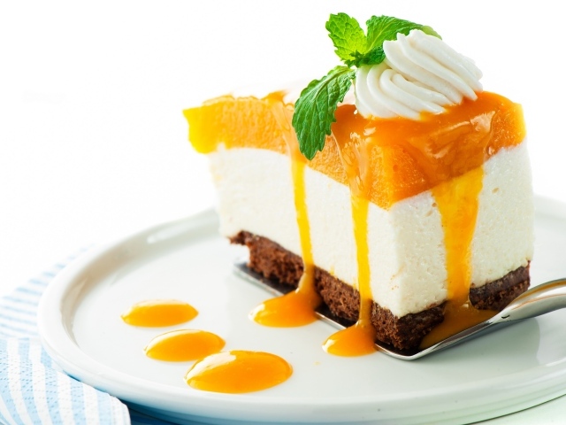 Аппетитный кусок торта с муссом и джемом на белом фоне