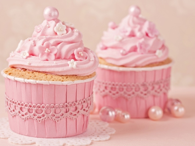 Аппетитные сладкие кексы с розовым кремом 