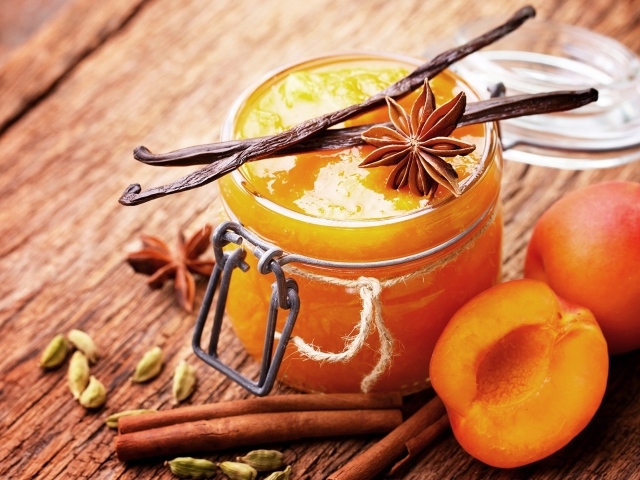 Абрикосовый джем на столе с ванилью, корицей и бадьяном 