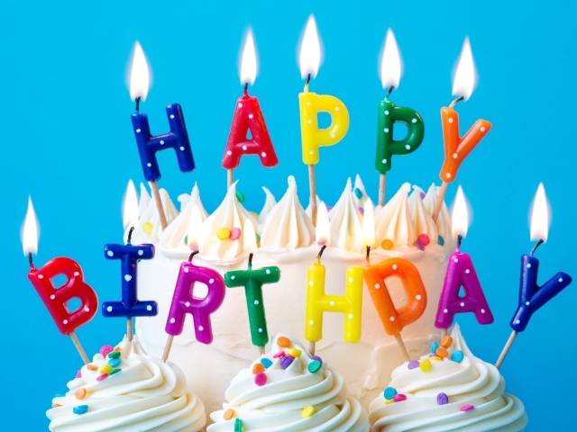 Красивый торт со свечами на день рождения на голубом фоне