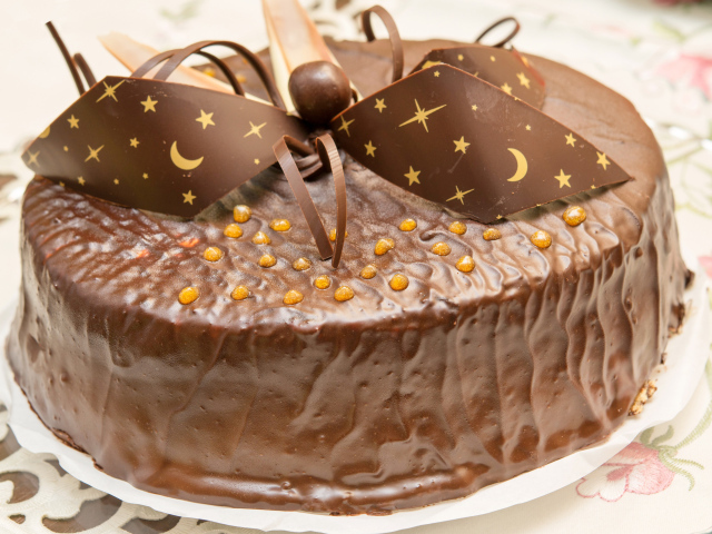 Красивый праздничный торт с шоколадом