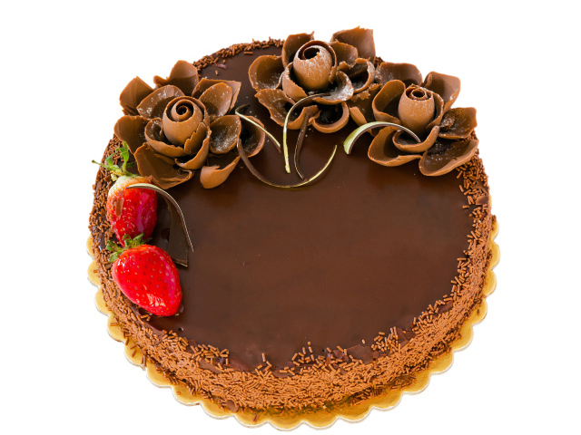 Красивый торт с шоколадными цветами на белом фоне