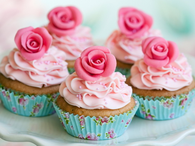 Красивые кексы с розовым кремом и сахарными розами