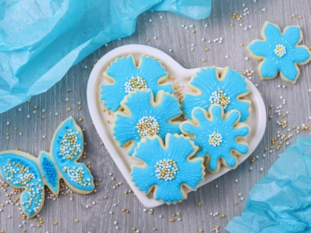 Красивое праздничное печенье с голубой глазурью