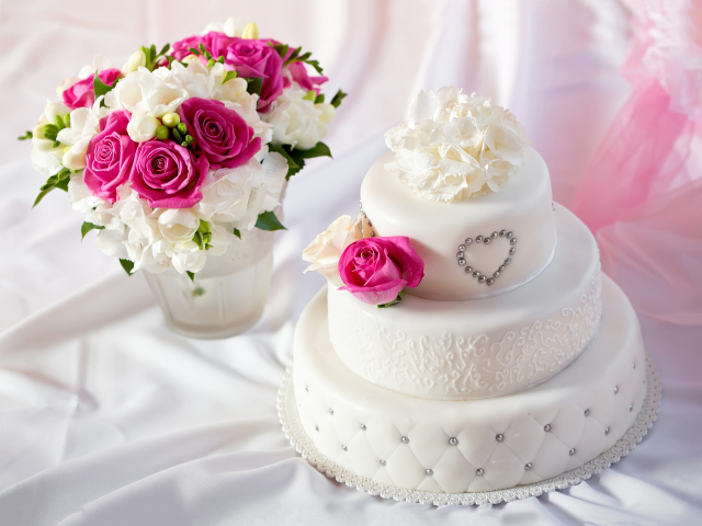 Красивый свадебный торт с букетом цветов на белом фоне