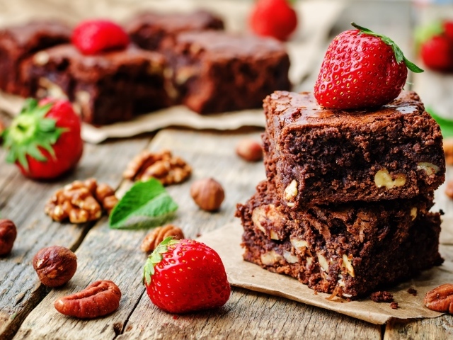 Брауни с орехами и свежими ягодами клубники