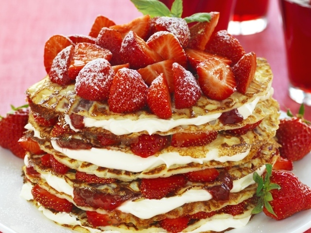 Торт из оладьей с клубникой, джемом и сметаной