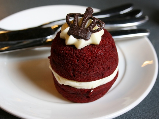 Пирожное с кремом и украшением из шоколада на белой тарелке