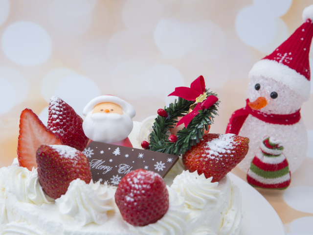 Торт с клубникой и декором на Рождество 