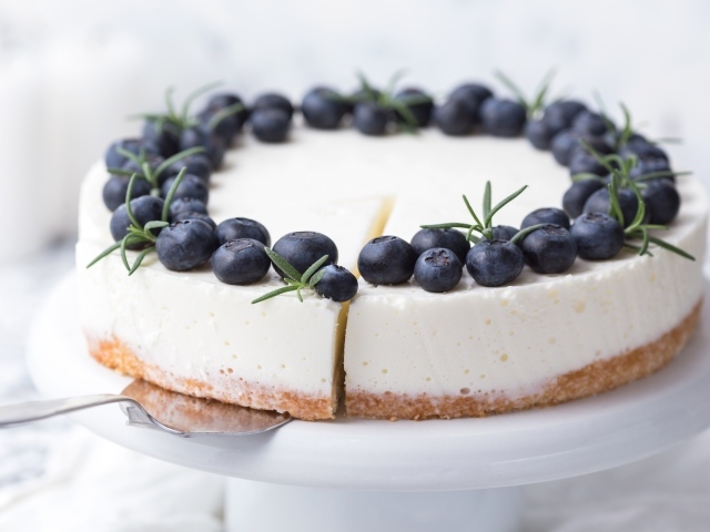 Чизкейк на блюде с ягодами черники 