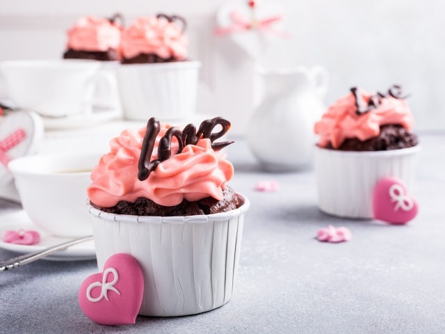 Шоколадные кексы с клубничным кремом 