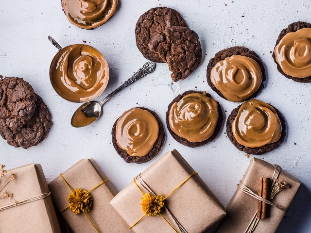 Шоколадное печенье с ореховой пастой на столе с подарками