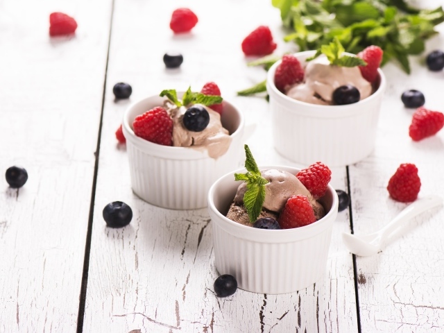 Шоколадное мороженое с ягодами черники и малины 