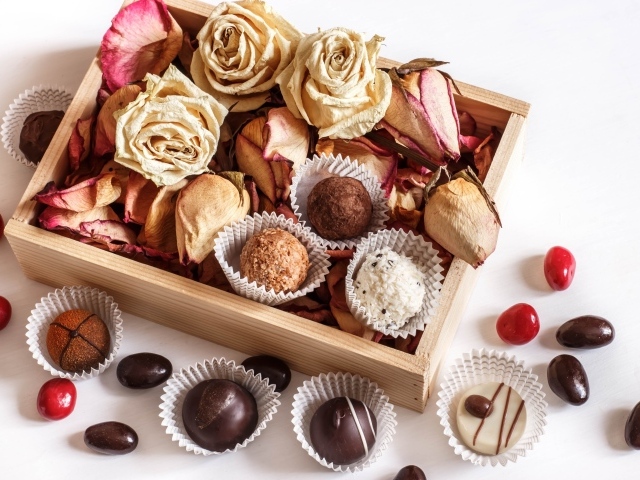 Шоколадные конфеты с сухими розами в коробке 