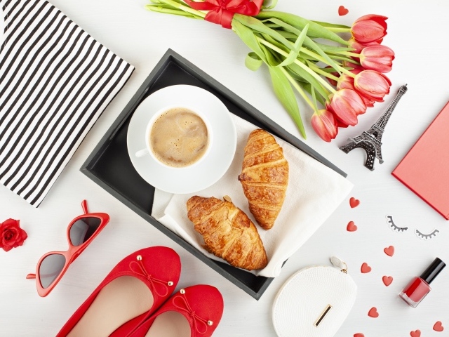 Кофе и круассаны на столе с букетом для любимой