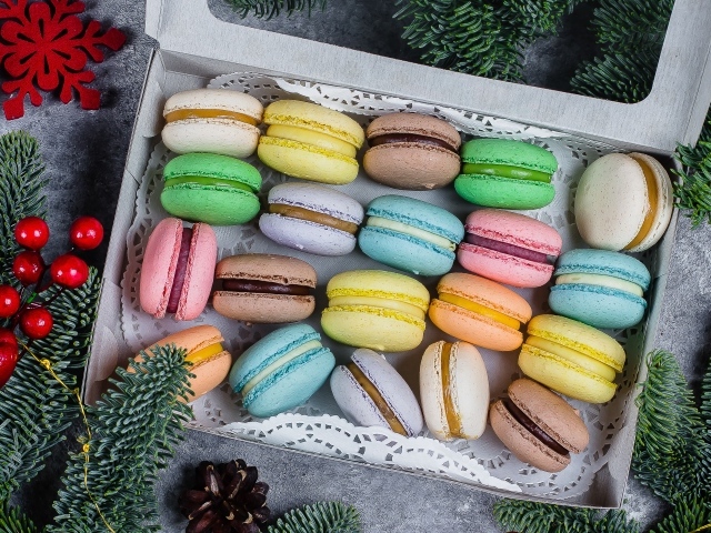Разноцветное печенье макарун в коробке на столе