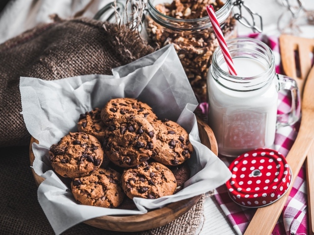 Печенье с шоколадом на столе с банкой  молока