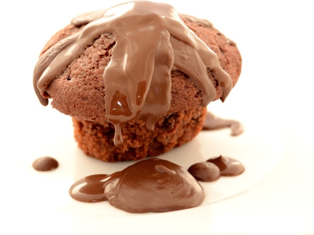 Кекс с молочным шоколадом на белом фоне