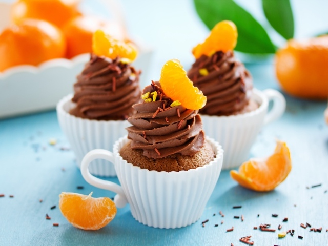 Кексы в белых чашках с шоколадным кремом и мандаринами