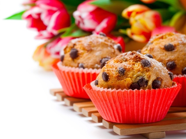 Кексы с шоколадом на белом фоне с букетом тюльпанов 