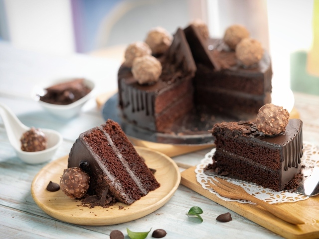 Аппетитный шоколадный торт на столе 