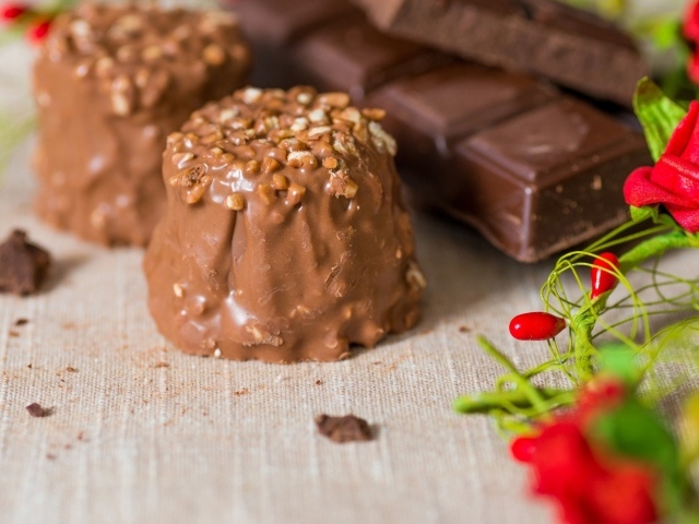 Вкусные шоколадные конфеты с орехами на столе 
