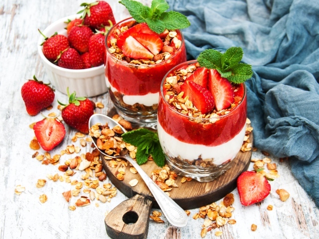 Десерт с овсяными хлопьями и клубникой на столе