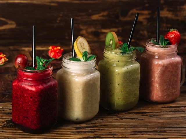 Фруктовое и ягодное смузи в стеклянных баночках с трубочками