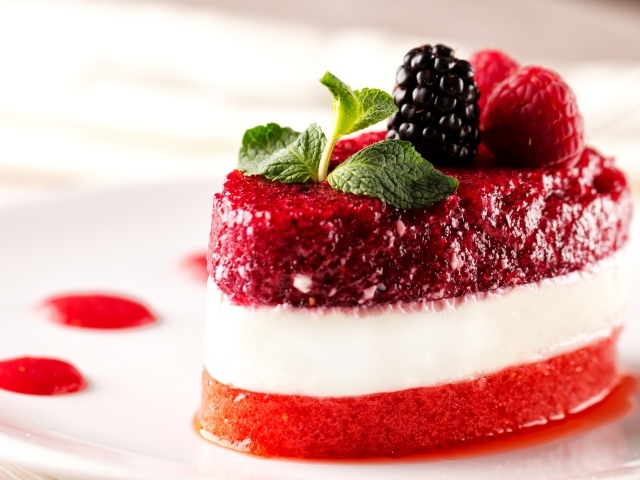 Фруктовый десерт с мятой и свежими ягодами малины и ежевики