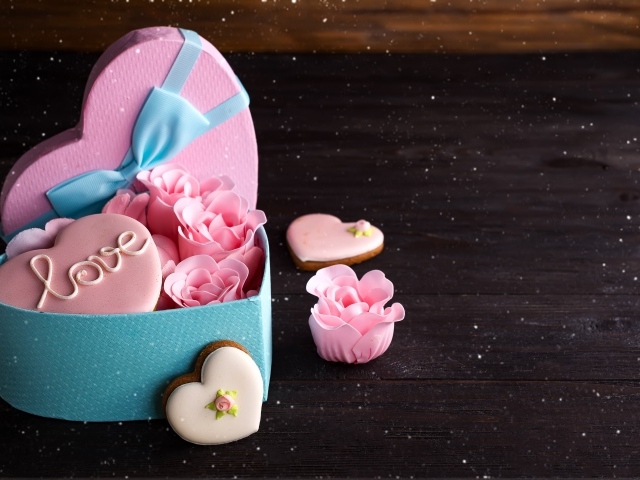 Коробка в форме сердца с розами из мастики и печеньем
