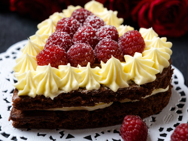 Торт в форме сердца с кремом и ягодами малины 