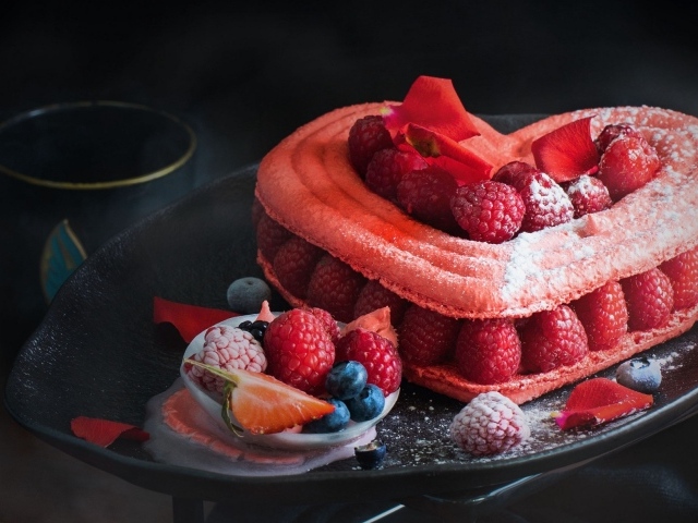 Торт в форме сердца с ягодами малины и сахарной пудрой