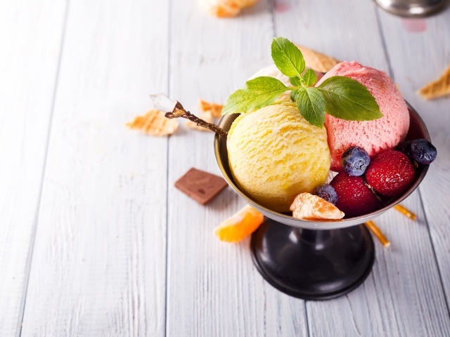 Шарики фруктового мороженого в креманке с ягода