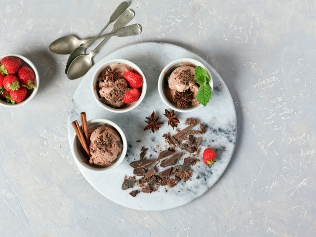 Мороженое с шоколадом, корицей, бадьяном и ягодами клубники