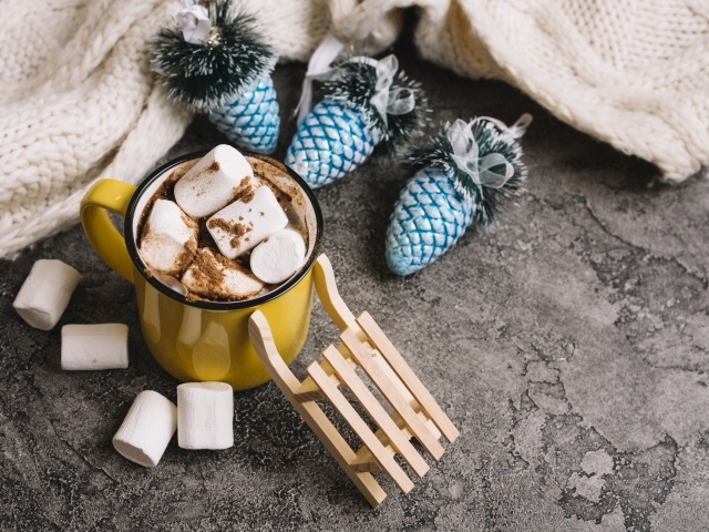 Кружка с маршмеллоу и игрушками 