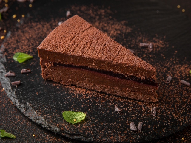 Торт мусс с джемом на столе с какао 