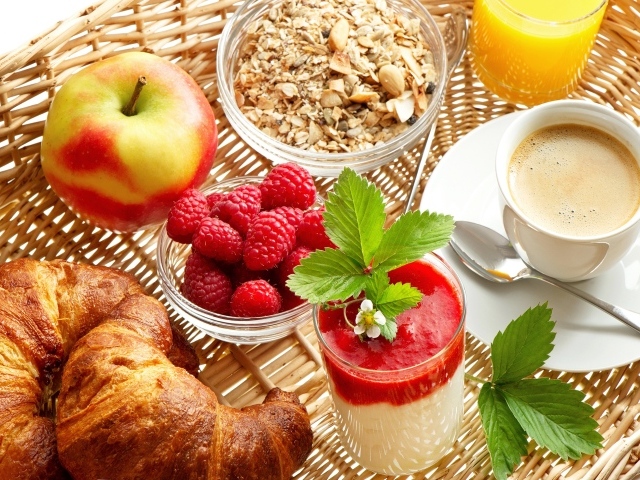 Мюсли, напитки, яблоко, выпечка и ягоды малины на завтрак