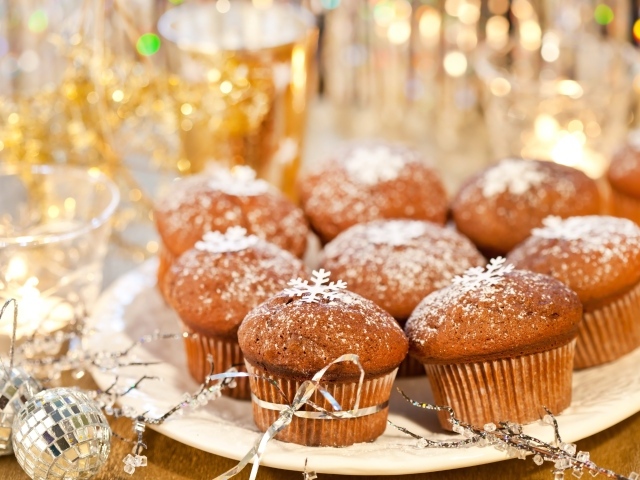 Кексы на столе с сахарной пудрой 