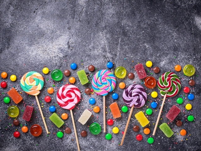 Разноцветные леденцы на сером столе