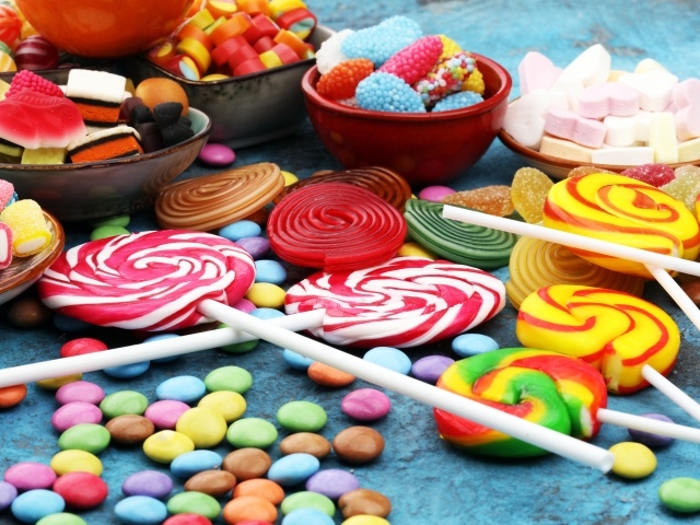 Разноцветные сладости на столе
