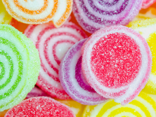 Разноцветный мармелад в сахаре крупным планом