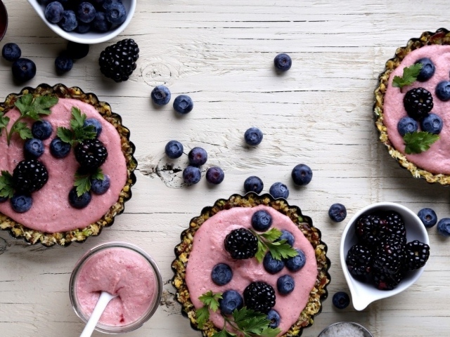 Пудинг с ягодами черники и ежевики на столе 