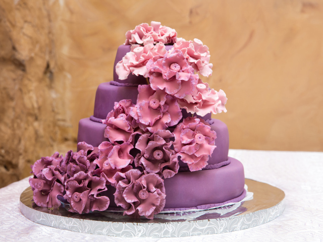 Фиолетовый торт с красивыми розовыми цветами
