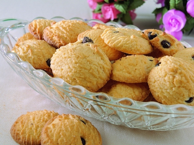 Песочное печенье с изюмом на хрустальной вазе 