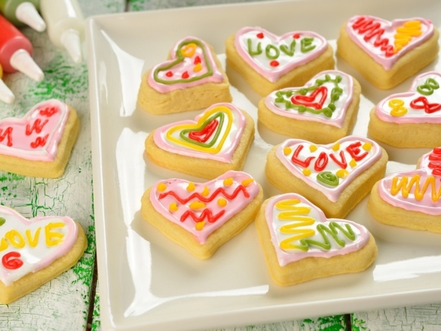 Сладкое печенье в форме сердца с глазурью 