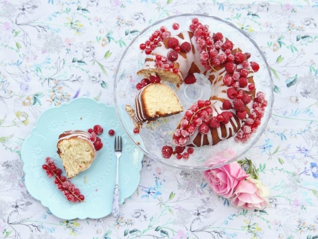 Сладкий кекс с красной смородиной на столе розовыми розами