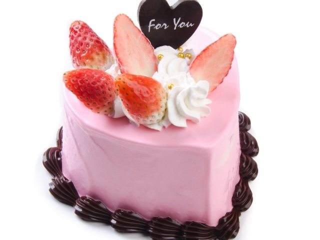 Сладкий розовый торт с шоколадным кремом, сливками и кусочками клубники